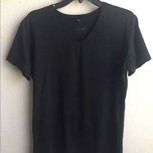BLACK ALPHALETE V-NECK MEDIUM MENS